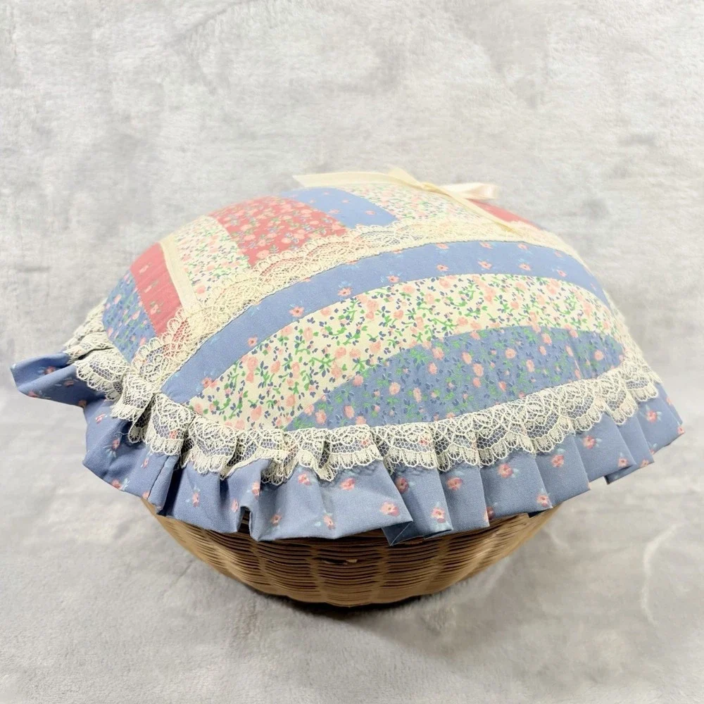 Vintage 80's Wicker Sewing Basket Fabric Pillow Top‎ Lace Lift Top